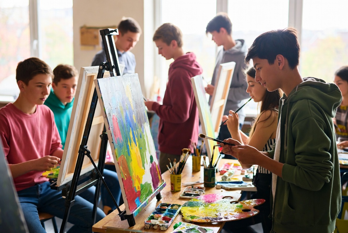 Adolescentes pintando en taller de arte